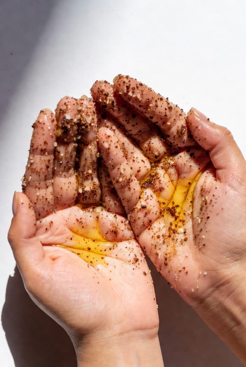 مقشر القهوة والسكر: أفضل مقشر طبيعي لتفتيح البشرة 2026