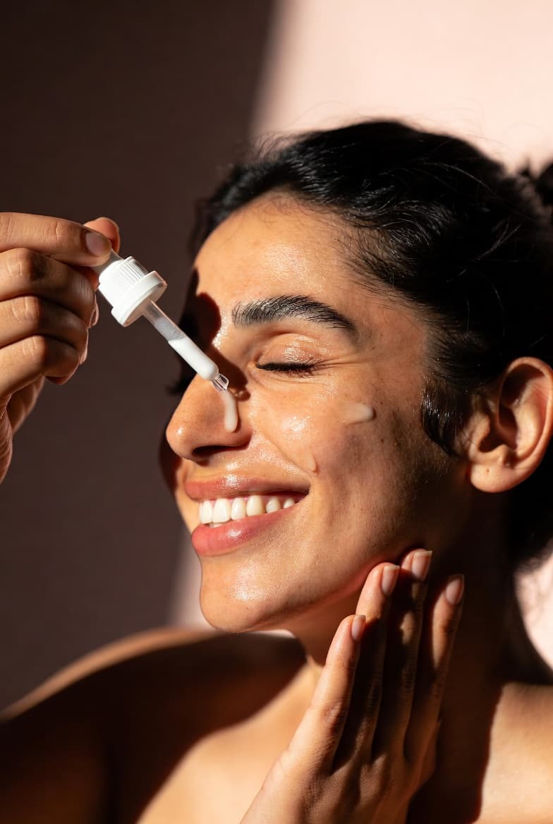 أفضل فيتامينات لتوحيد لون البشرة وإزالة البقع الداكنة 2026